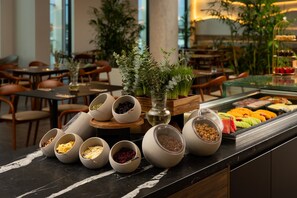 Frokost og middag serveres