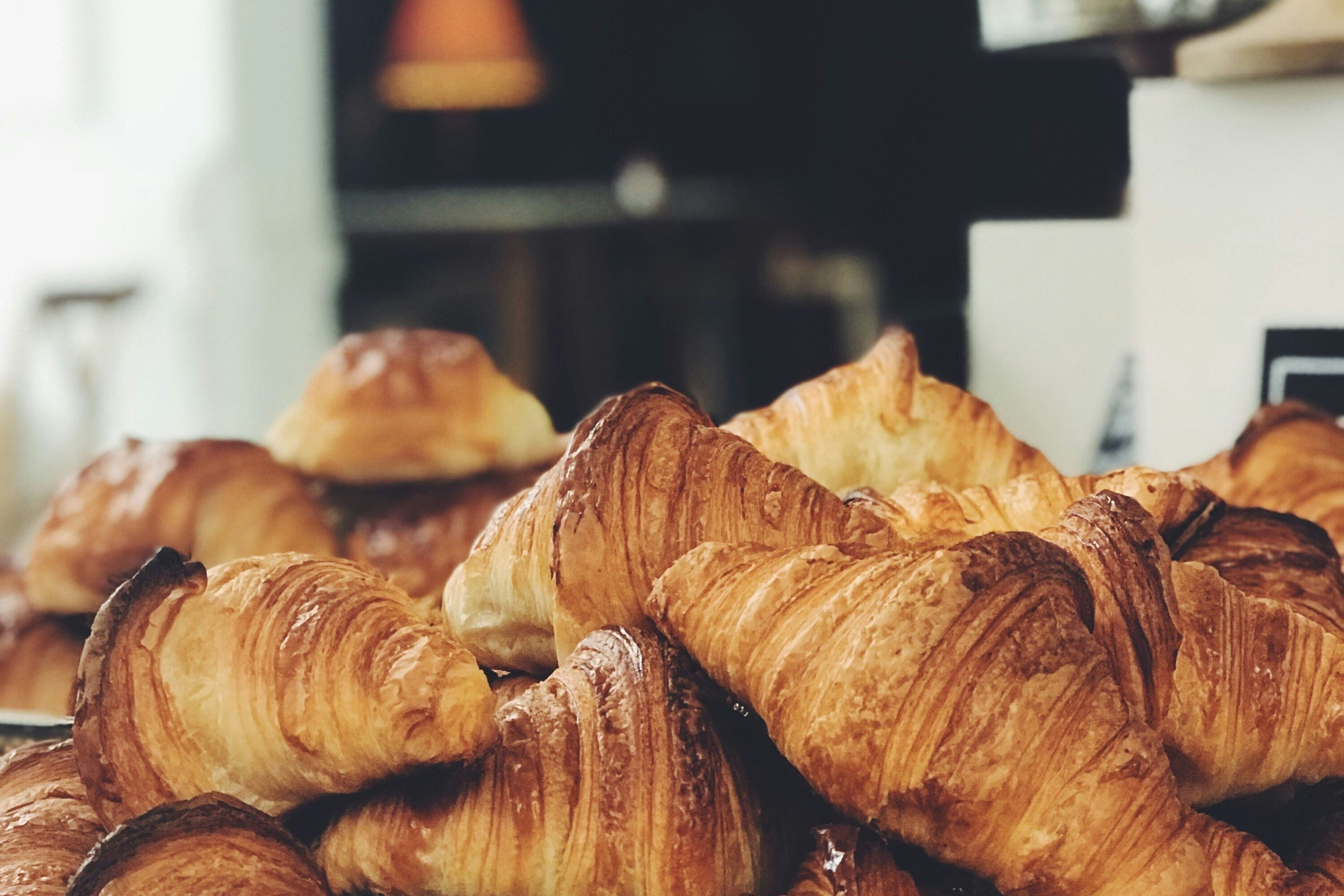 Une présentation de croissants.