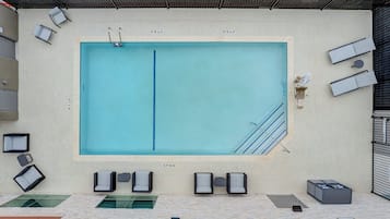 季節限定屋外プール、営業時間 9:00 ~ 22:00、プール パラソル、サンラウンジャー