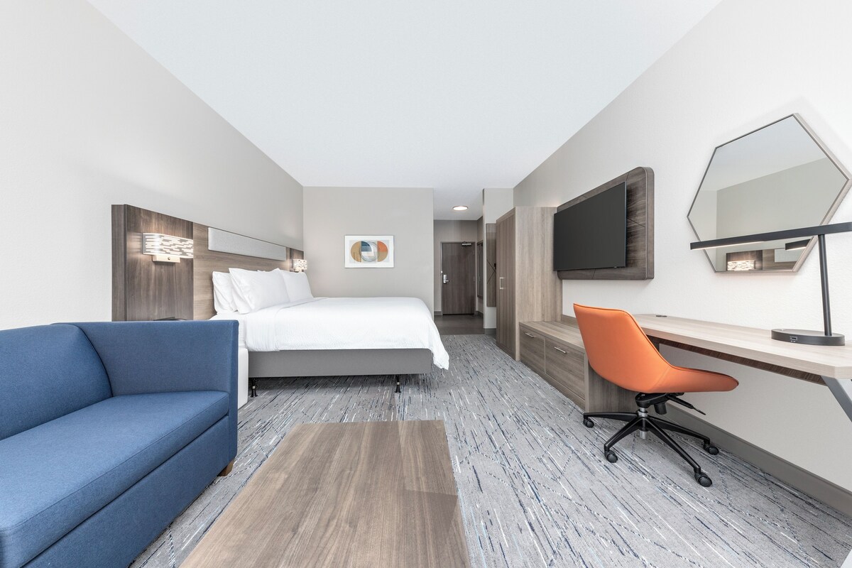 In-room safe, desk, laptop workspace, blackout drapes