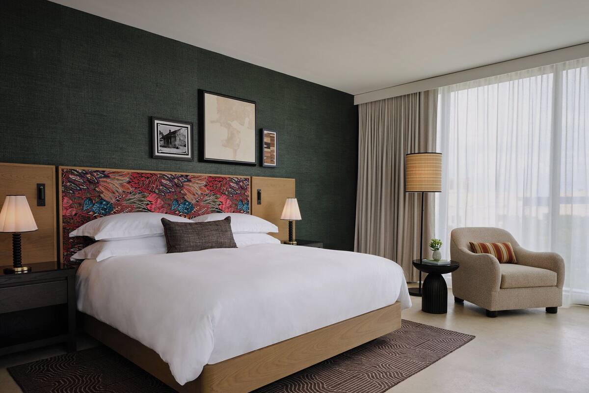 In-room safe, laptop workspace, blackout drapes, iron/ironing board