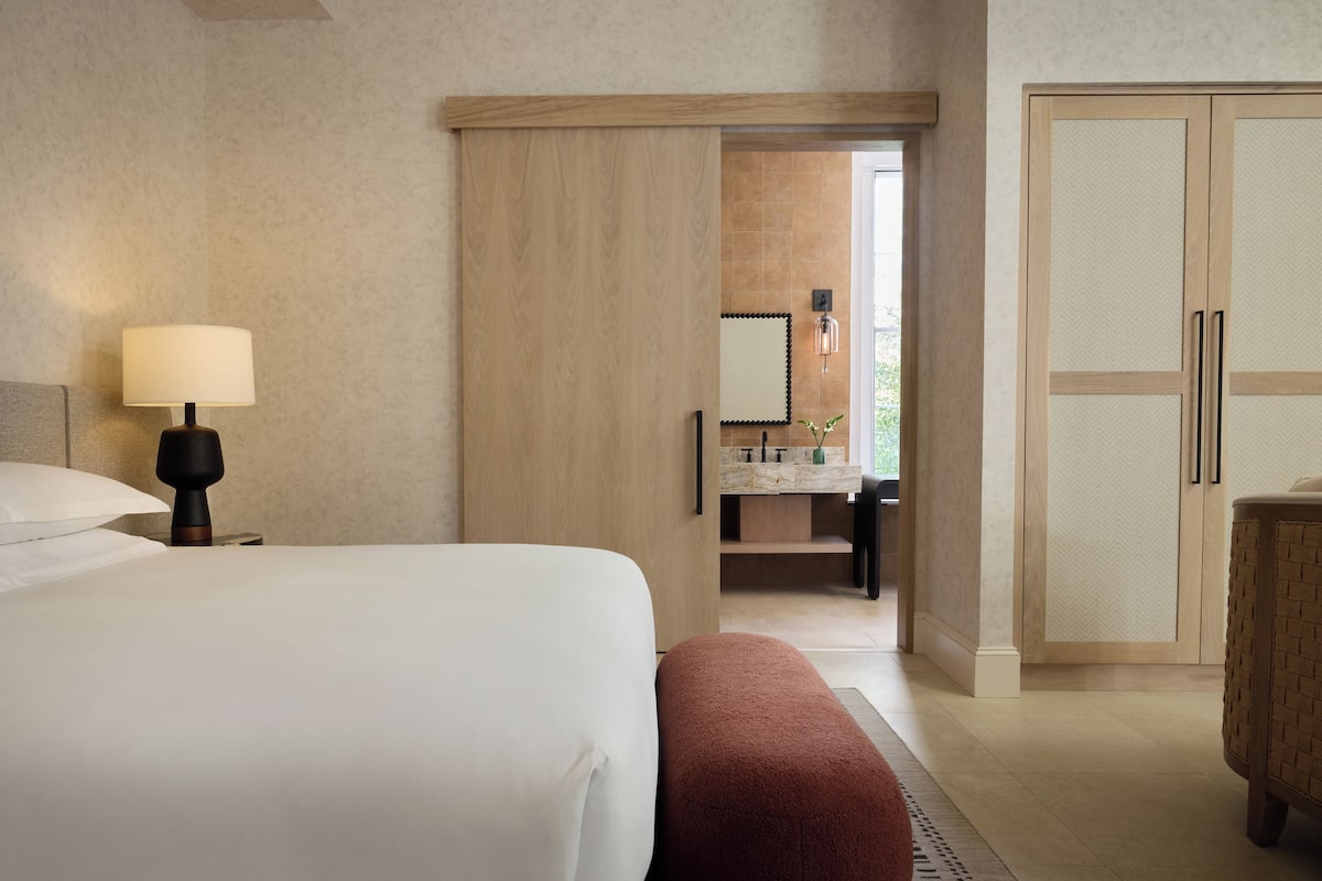 Caja de seguridad en la habitación y espacio para trabajar con laptop