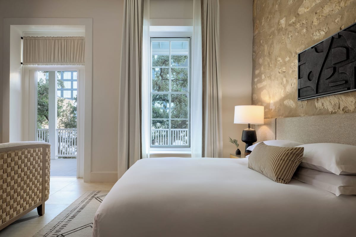 Caja de seguridad en la habitación y espacio para trabajar con laptop