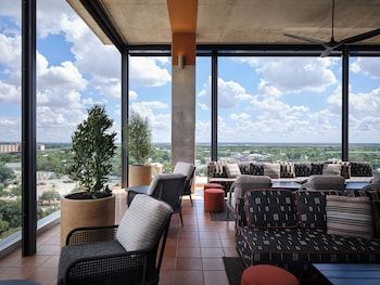 2 bars/lounges, cocktail bar, rooftop bar at Kimpton Santo San Antonio - Riverwalk by IHG