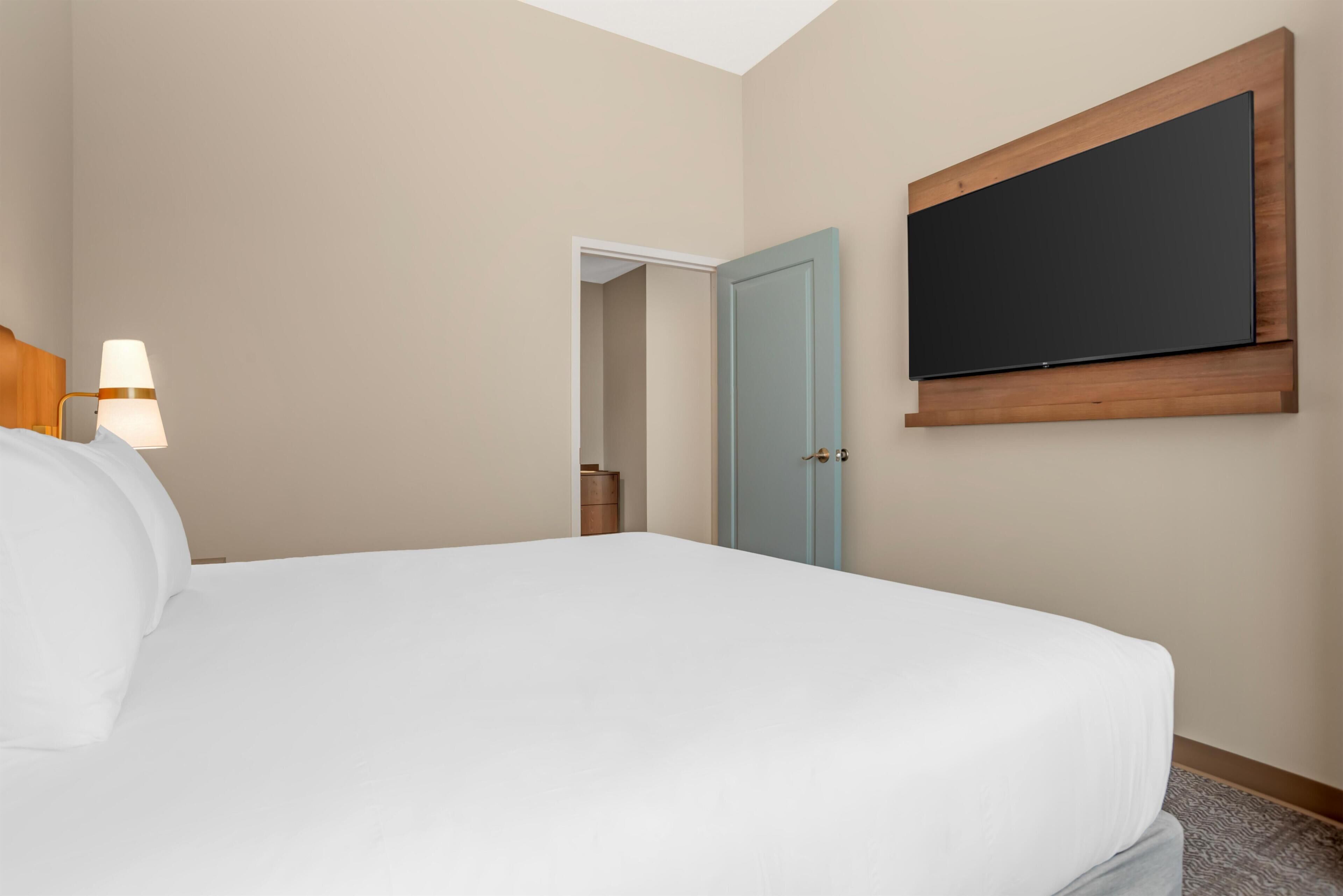 Suite, 1 cama King size y sofá cama, notificación para personas con discapacidad auditiva (2 Rooms) | Escritorio y espacio para trabajar con laptop 