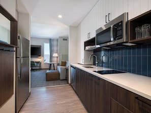 Studio Suite, 1 King Bed, Kitchen | Free WiFi, bed sheets