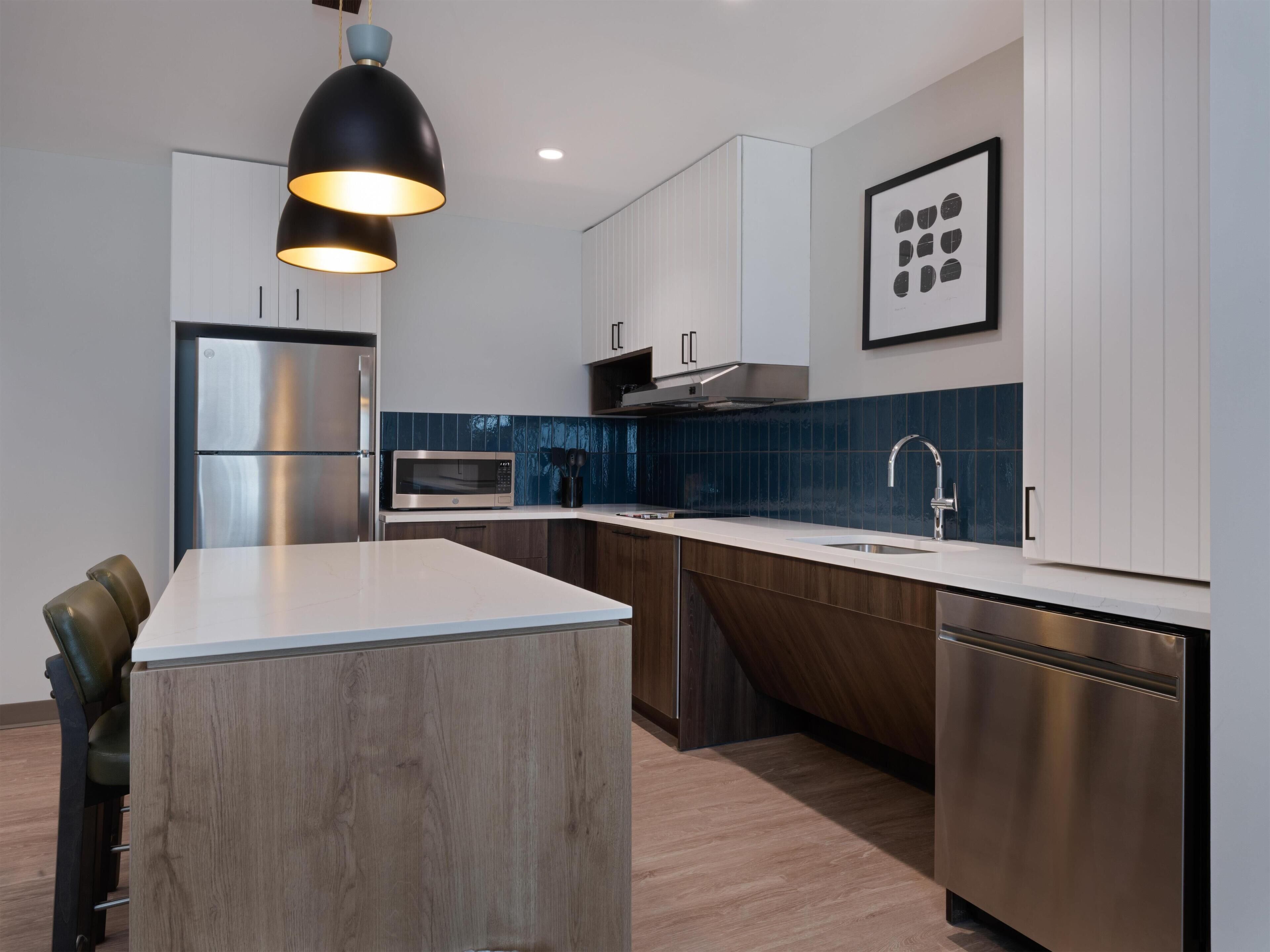 Refrigerador con freezer, microondas, placa de cocina, lavavajillas