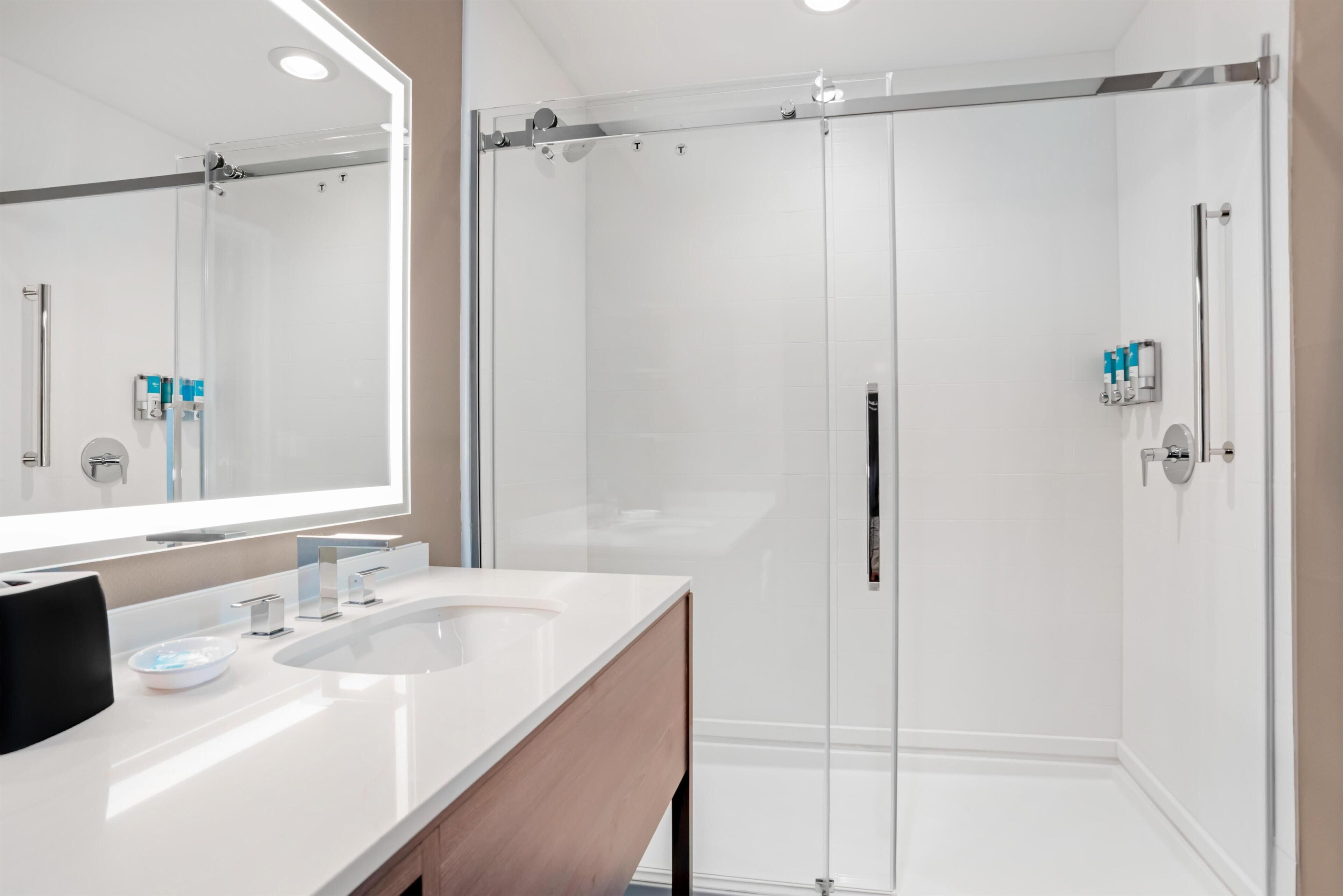 Studio suite, 1 kingsize bed met slaapbank, keuken (Tub, Hearing Accessible) | Badkamer | Een douche, een haardroger, handdoeken, zeep