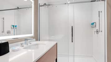 Studio suite, 1 kingsize bed met slaapbank, keuken (Tub, Hearing Accessible) | Badkamer | Een douche, een haardroger, handdoeken, zeep