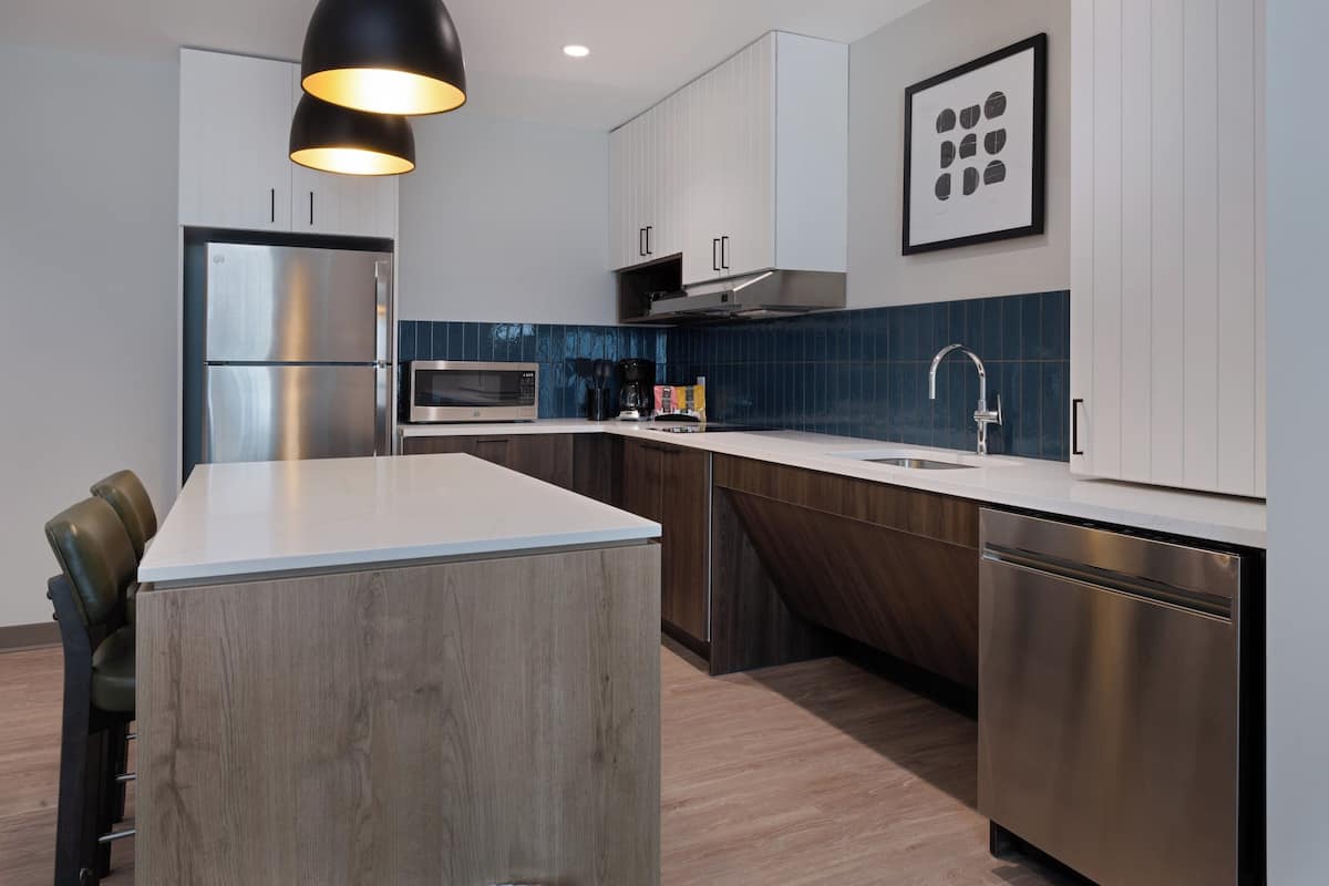 Suite estudio, 1 cama King size, tina para personas con discapacidad, cocina (Mobility Access) | Wifi gratis y ropa de cama