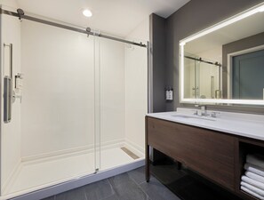 Shower, hair dryer, towels, soap - Drury Inn & Suites Destin Miramar Beach (Miramar Beach)
