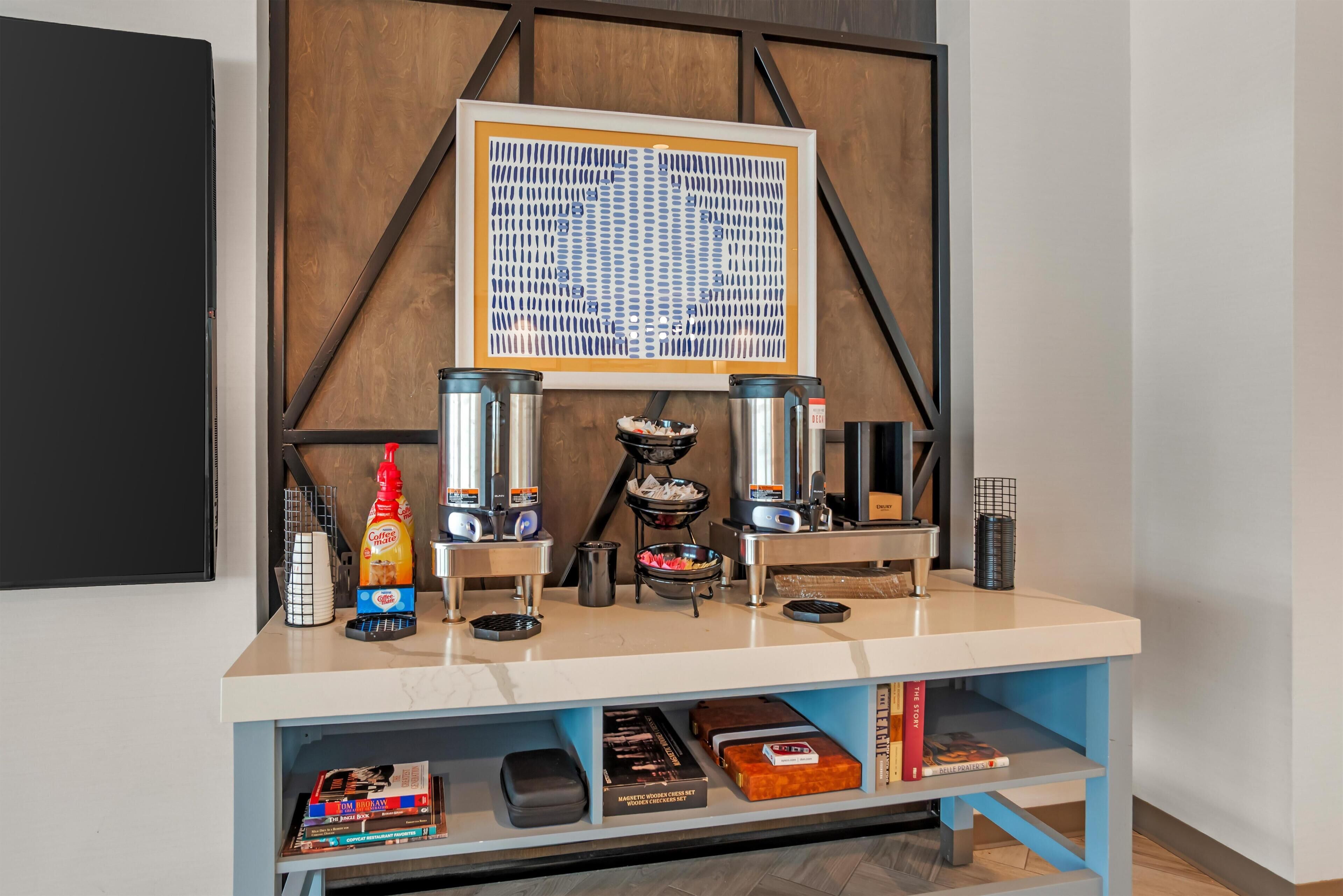 Uma cozinha compacta equipada com cafeteira, torradeira e diversos temperos.