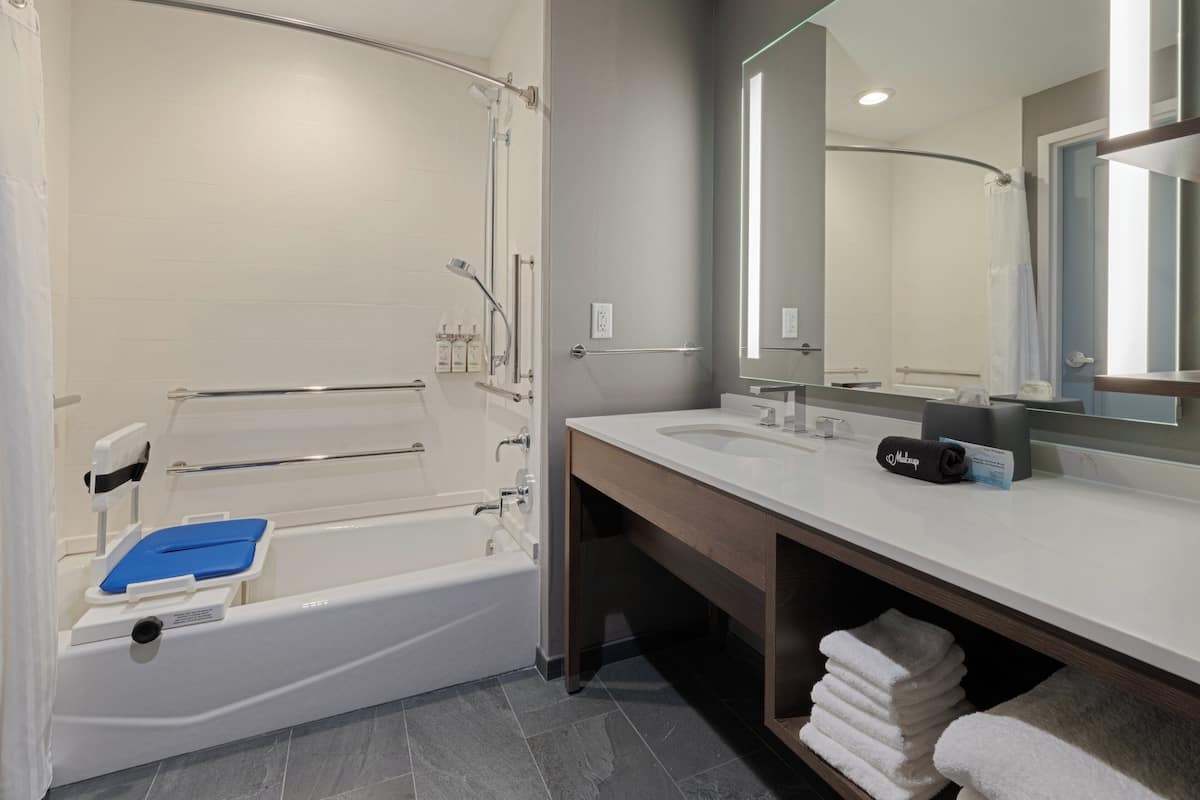 Studio Suite, 1 King Bed, Accessible Bathtub, Kitchen (Mobility Access) | Free WiFi, bed sheets