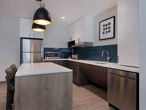 Full-size fridge, microwave, stovetop, dishwasher
