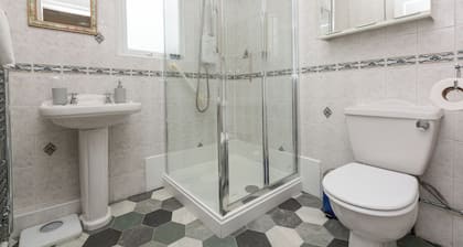 Superior three bedroom house with sea view