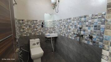 Secador de cabelo, toalhas de banho, sabonete, papel higiênico