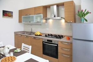 Fridge, microwave, oven, stovetop - Apartment for rent in Monopoli (Monopoli)