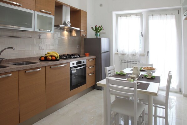 Fridge, microwave, oven, stovetop - Apartment for rent in Monopoli (Monopoli)