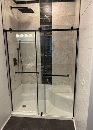 Dusche, Haartrockner, Handtücher, Seife