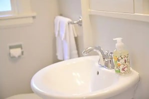 Douche, sèche-cheveux, serviettes fournies, savon