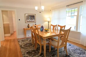 Dining room with 6-seater dining table

