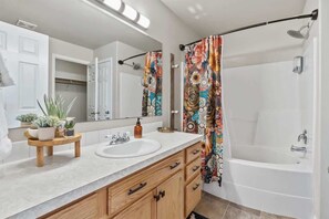 Secador de pelo, toallas