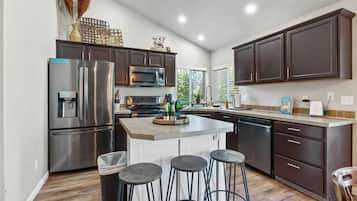 Køleskab, mikrobølgeovn, ovn, kogeplade