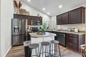 Réfrigérateur, four à micro-ondes, un four, surface de cuisson