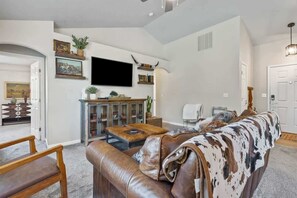 Téléviseur connecté, lecteur de DVD, bureau