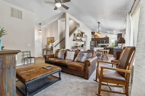 Téléviseur connecté, lecteur de DVD, bureau