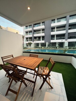 Outdoor dining - ZS House Harhoura vue sur Piscine (Témara)