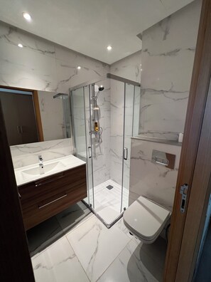 Dusj, hårføner, håndklær og toalettpapir