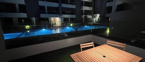 Una piscina al aire libre