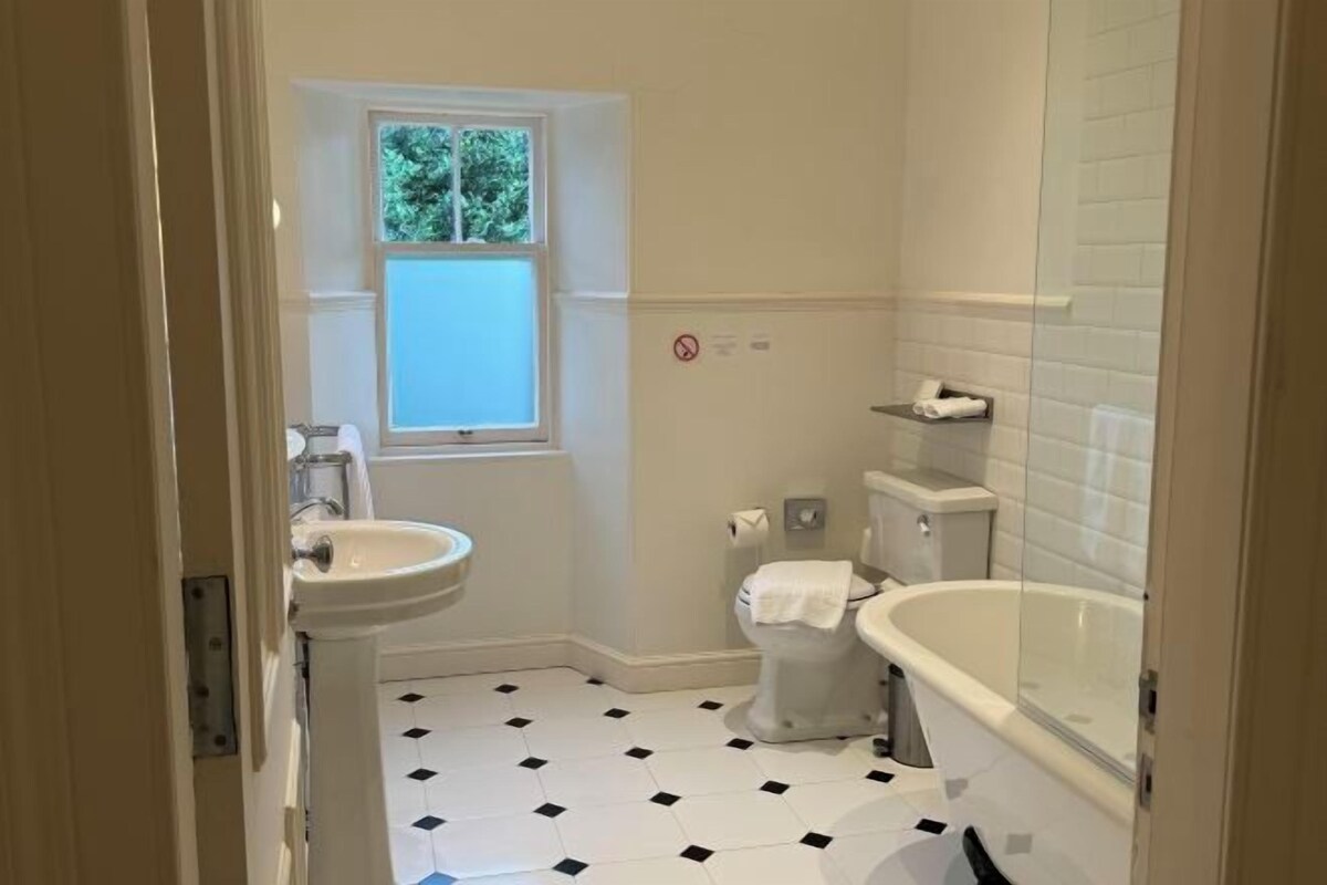 Ein Badezimmer mit Waschbecken, Toilette und Badewanne.