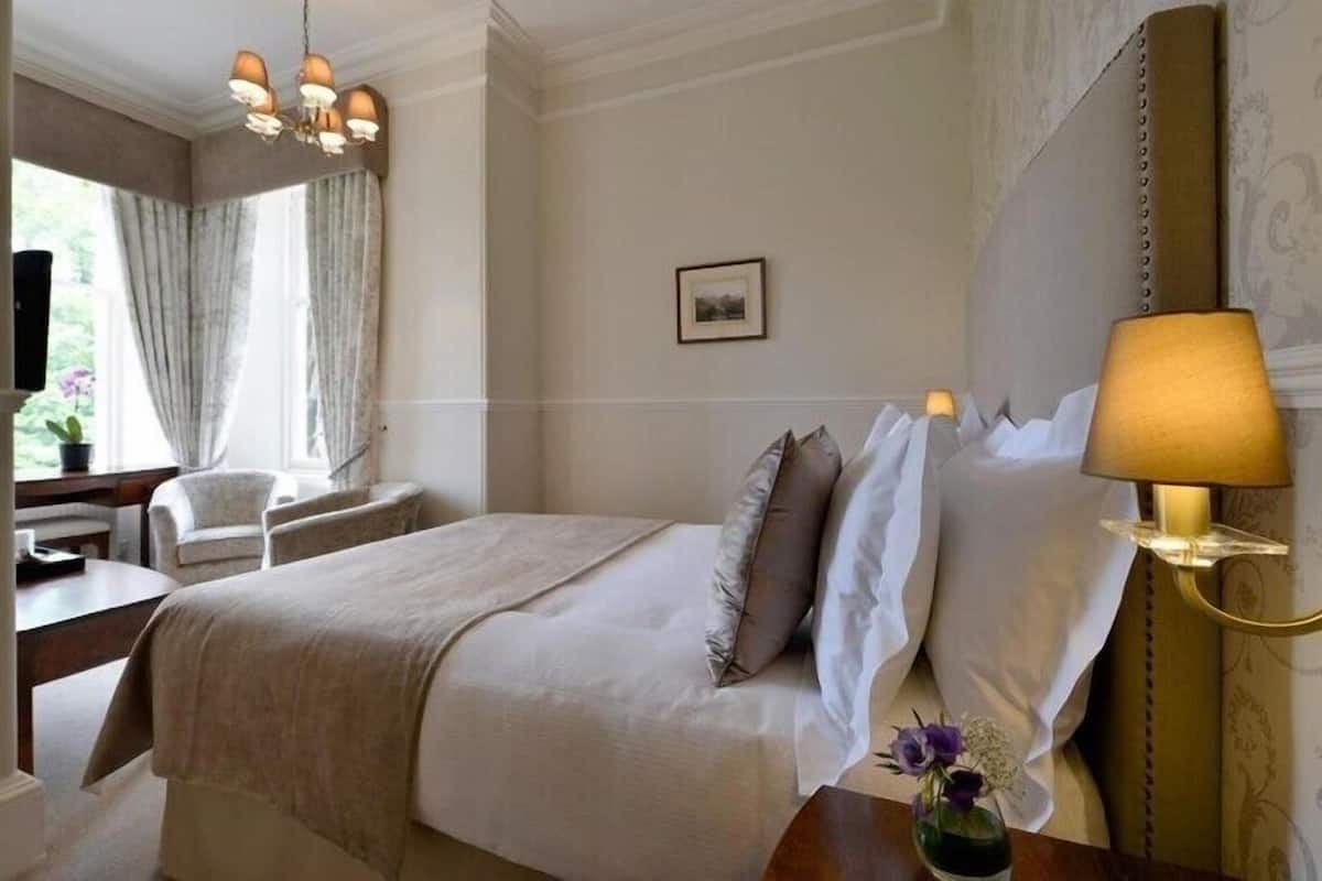 Heather Room | Cortinas opacas, tabla de planchar con plancha, ropa de cama