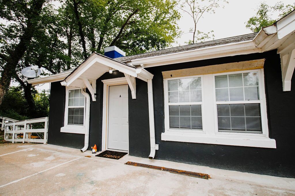 Convenient Riverside Retreat!