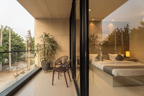 Luxury Room, City View | 1 bedroom, Egyptian cotton sheets, premium bedding, memory foam beds - The Lodgers Luxury Hotel Near GolfCourse (Gurugram)