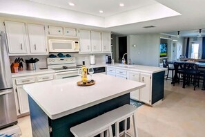 Kühlschrank, Mikrowelle, Ofen, Geschirrspüler