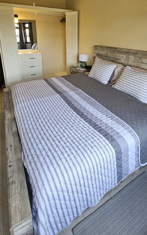 3 bedrooms, desk, iron/ironing board, free WiFi - Spacious Platinum Coast ranch villa with pool & AC close to the beach (Heywoods)