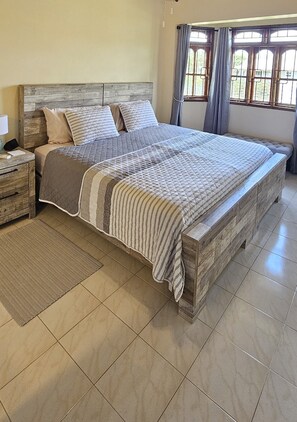 3 soverom, skrivebord, strykejern/-brett og wi-fi (inkludert)