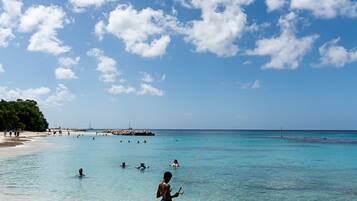 Chaises longues, serviettes de plage
