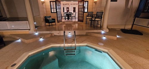 Spacious Platinum Coast ranch villa with pool & AC close to the beach
