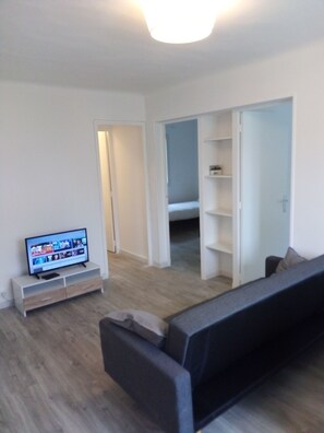 TV - Bienvenue à Belle de Mai, Appartement Jaune (Marseille)