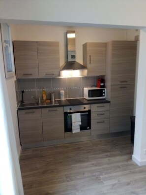 Fridge, microwave, oven, stovetop - Bienvenue à Belle de Mai, Appartement Jaune (Marseille)