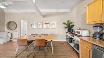 Apartment, 1 Bedroom | Dining room