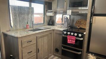 Kühlschrank, Mikrowelle, Ofen, Herdplatte