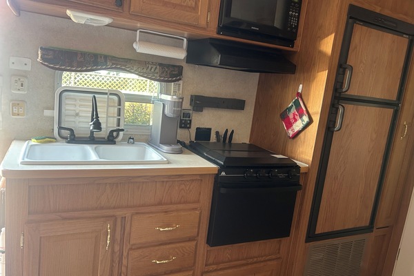 Frigorífico, microondas, horno y placa de cocina