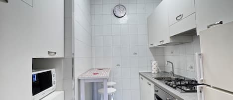 Kylskåp, mikrovågsugn, ugn och spishäll