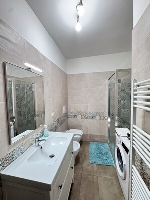 Dusche, Haartrockner, Bidet, Handtücher