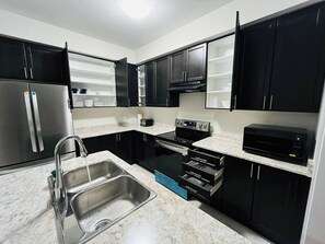 Geladeira, micro-ondas, fogão, cooktop